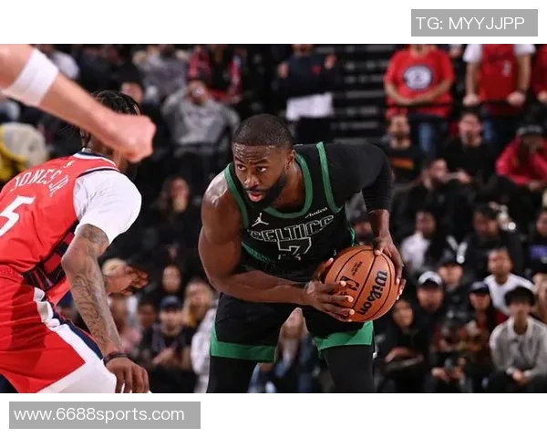 杰伦布朗连续9场比赛得分30平伯德队史纪录展现超强实力